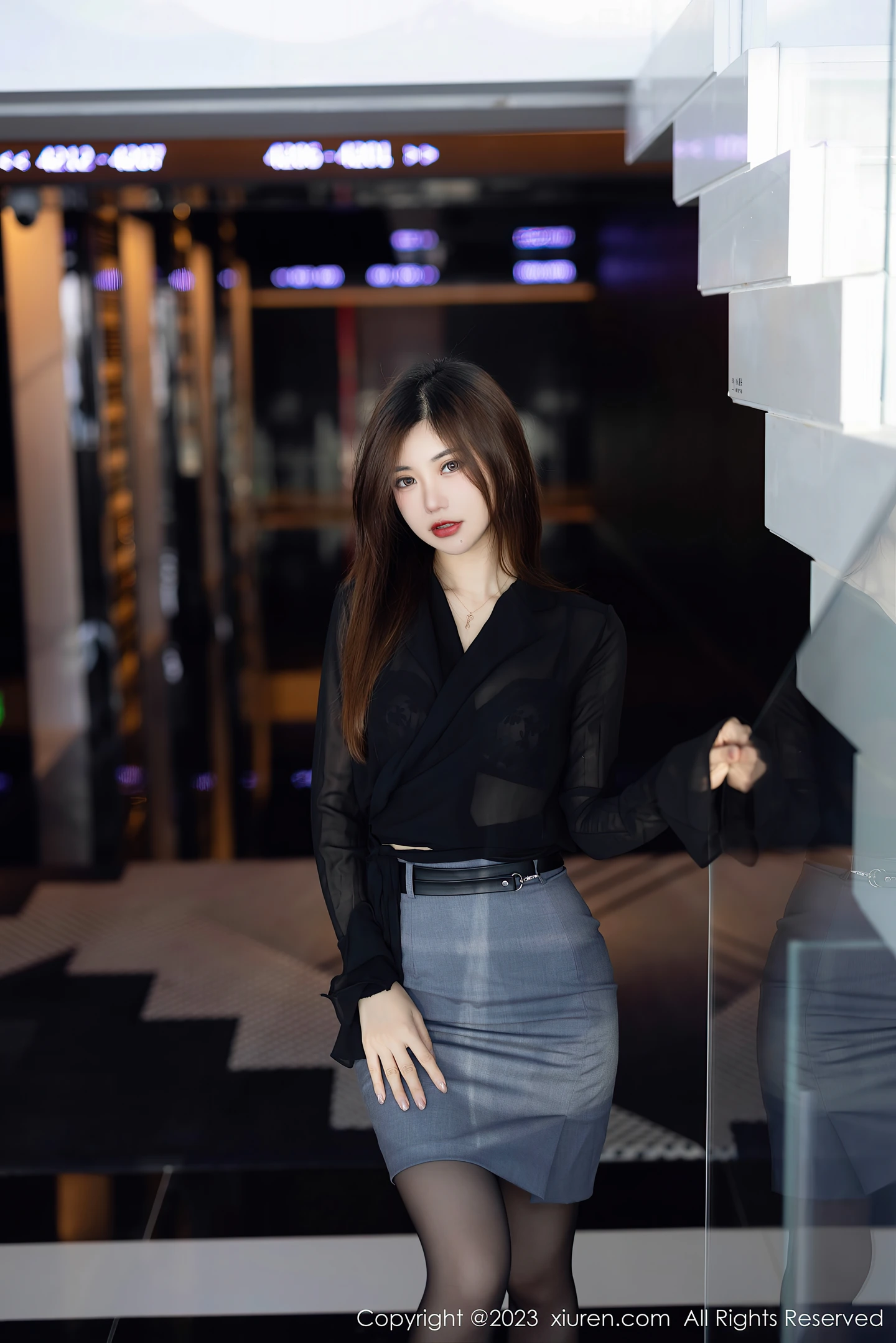 图片[2]-[XiuRen秀人网]2023.05.19 VOL.6770 绮里嘉ula 灰色短裙与黑色蕾丝内衣加黑丝美腿性感私房写真集-秀人网官方网站